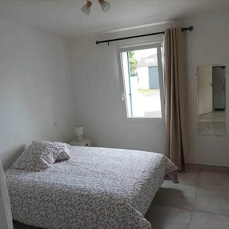 La Maisonnette Aux Volets Bleus