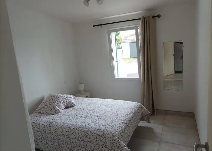 La Maisonnette Aux Volets Bleus